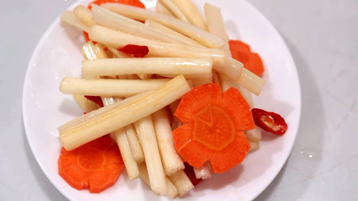 Ngó sen muối chua với cà rốt