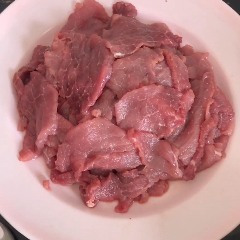 Bước 1 Sơ chế và ướp thịt bò Thịt bò xào tỏi