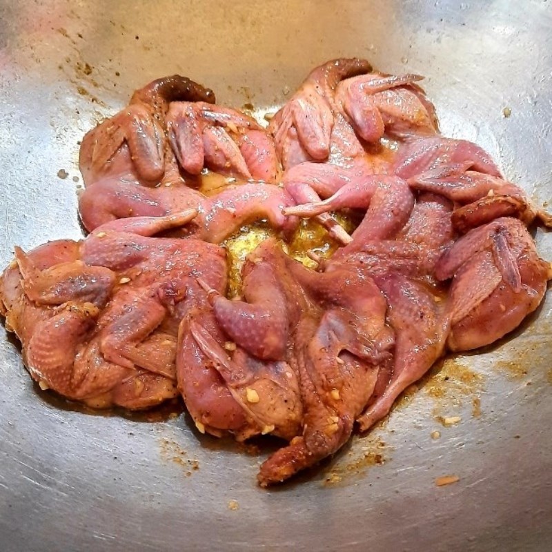 Bước 3 Chiên chim cút Cút rô ti nước dừa