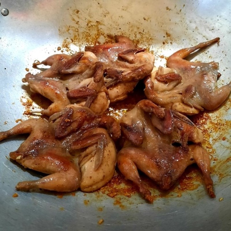 Bước 3 Chiên chim cút Cút rô ti nước dừa