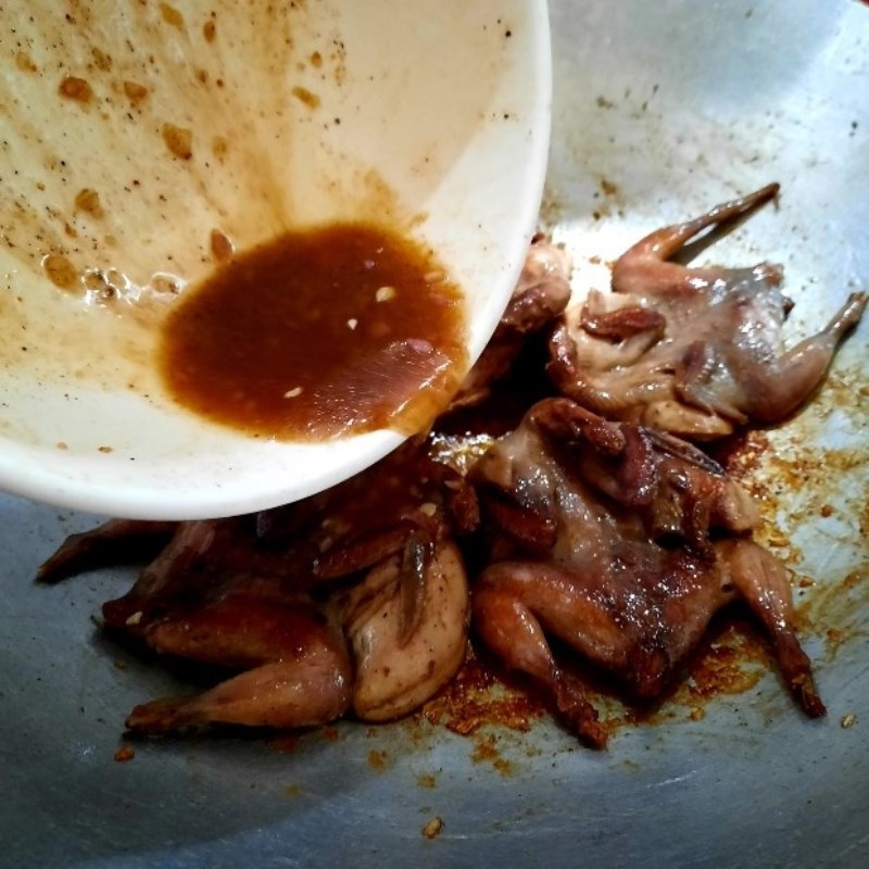 Bước 3 Chiên chim cút Cút rô ti nước dừa