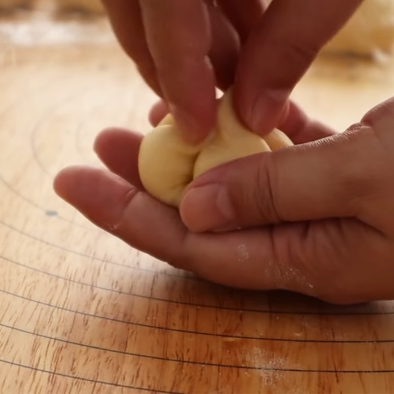 Bước 6 Bọc nhân, tạo hình bánh Bánh mì mini nhân dâu tây