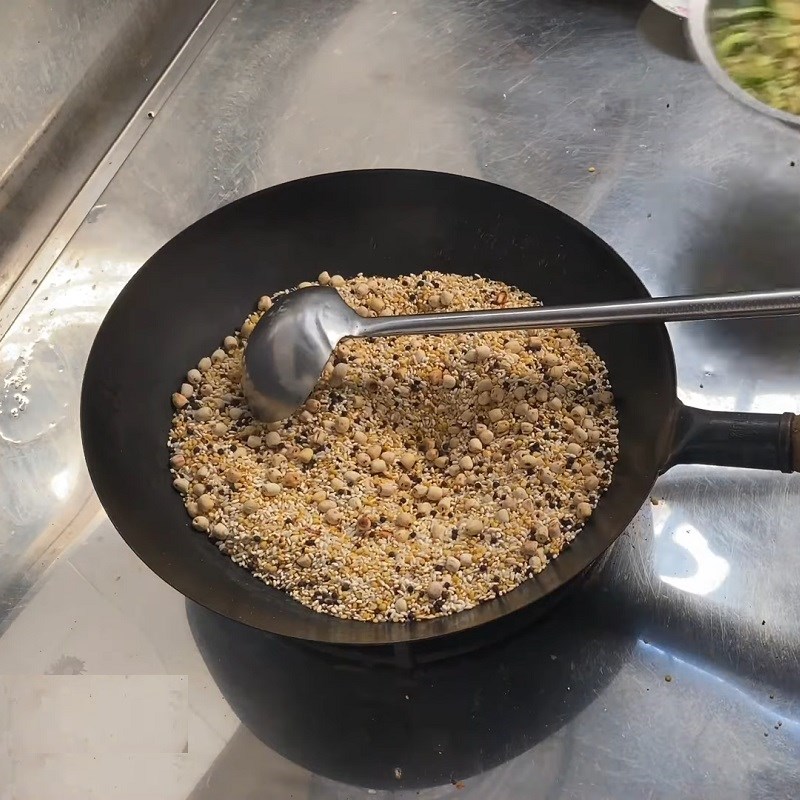 Bước 2 Rang hỗn hợp các loại hạt với muối Bột rang muối