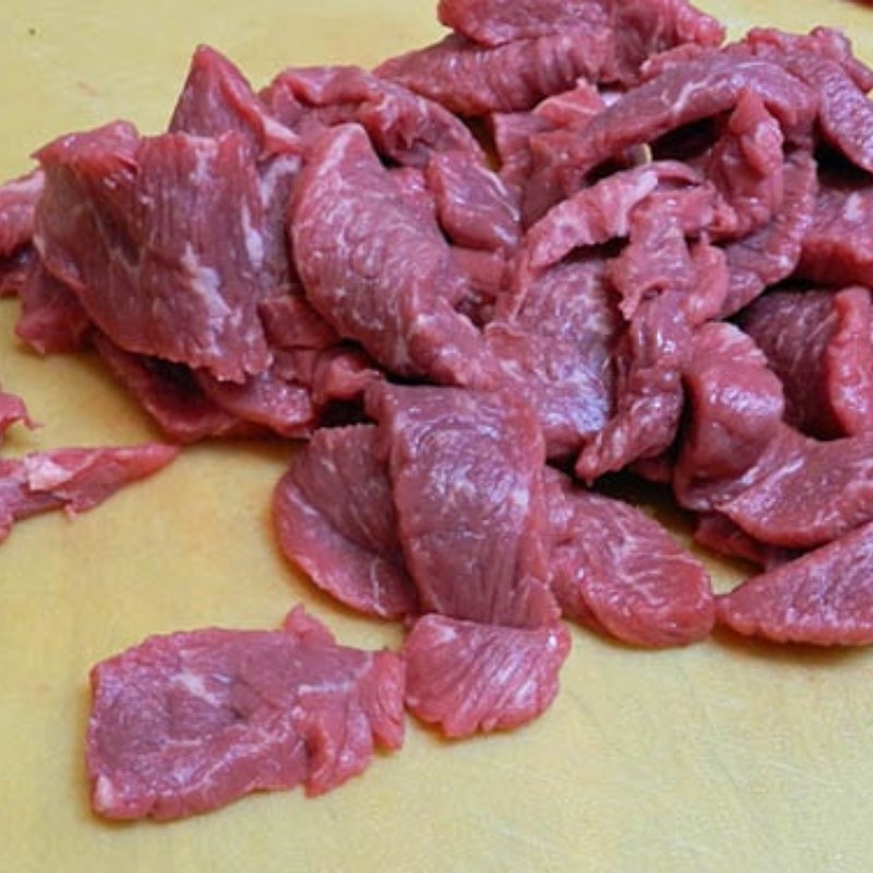Bước 1 Sơ chế thịt bò Bún xào cần thịt bò
