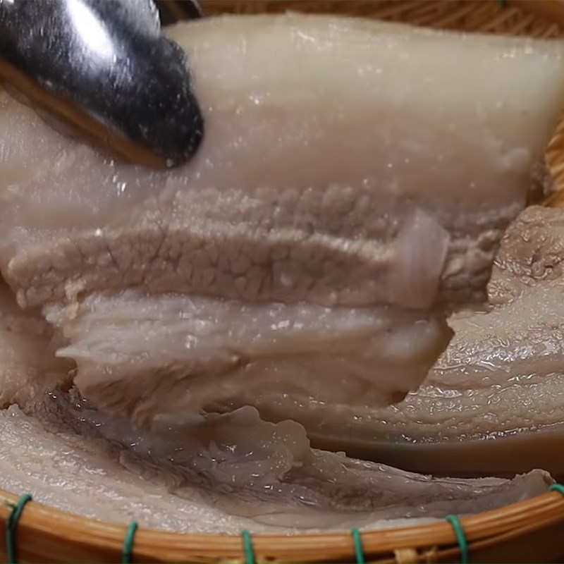 Bước 3 Chiên thịt ba chỉ Gỏi trái điều thịt heo