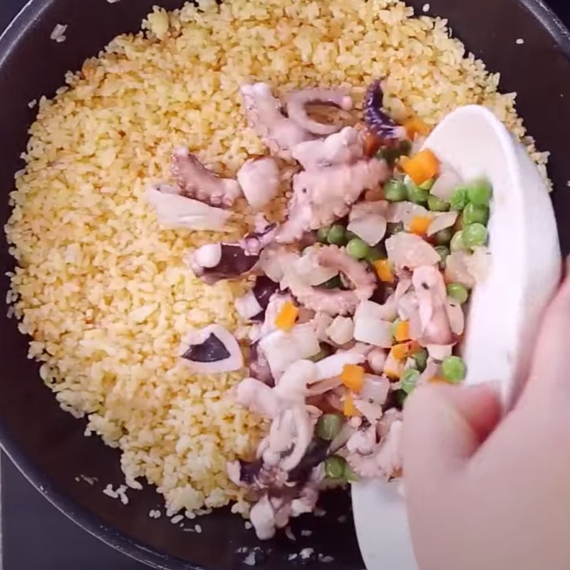 Bước 5 Cho cơm vào Cơm bạch tuộc