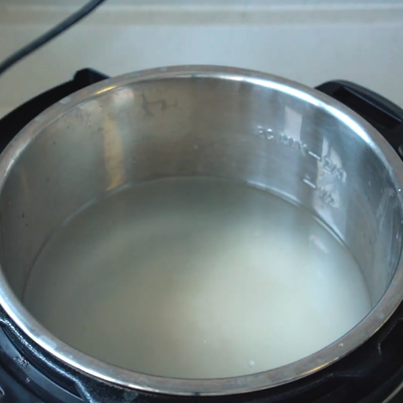 Bước 1 Chuẩn bị gạo (vo, nấu nóng gạo) Cháo gà bằng nồi áp suất