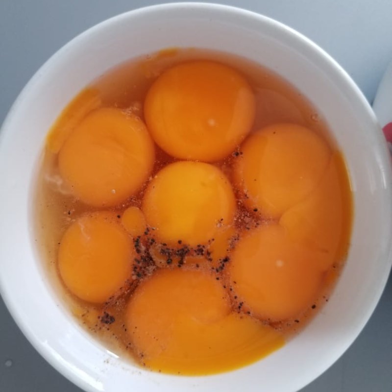 Bước 2 Đánh trứng Cơm chiên thập cẩm