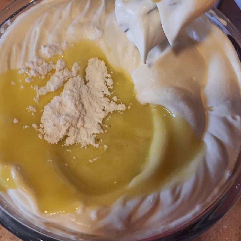 Bước 4 Trộn hỗn hợp kem với whipping cream Kem dưa lưới với trứng gà