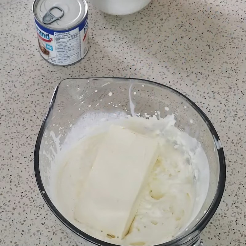 Bước 2 Đánh bông hỗn hợp kem phô mai Kem dâu phô mai sữa đặc