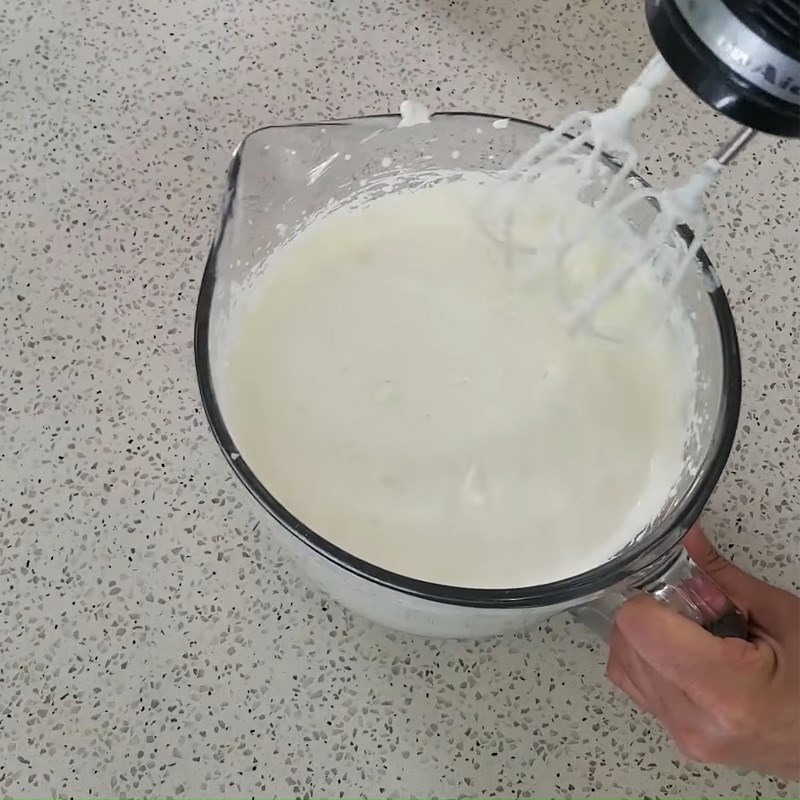 Bước 2 Đánh bông hỗn hợp kem phô mai Kem dâu phô mai sữa đặc