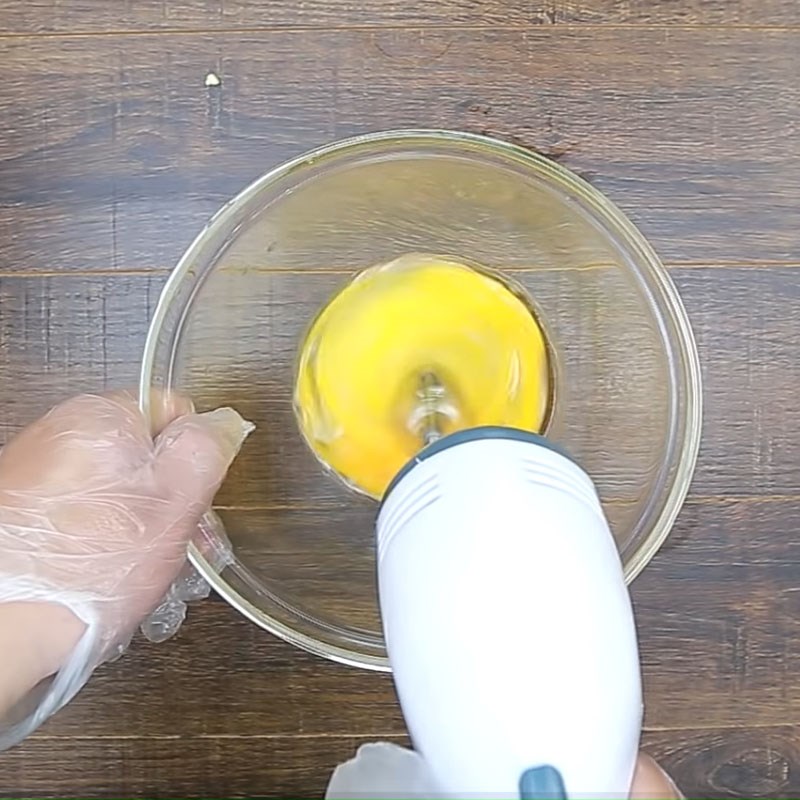 Bước 1 Đánh nguyên liệu Trứng hấp mật ong