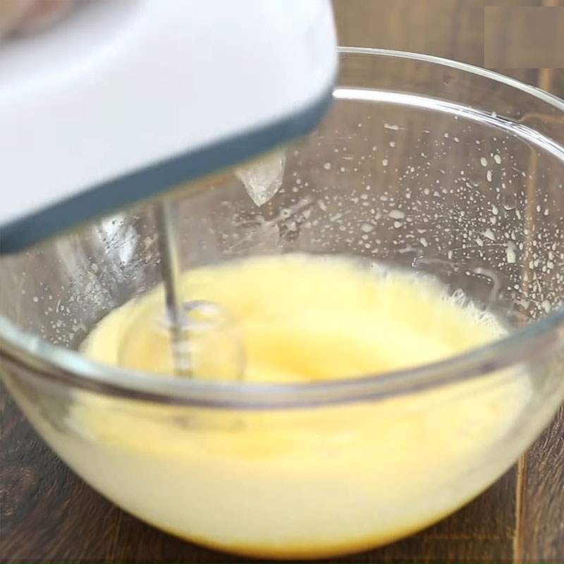 Bước 1 Đánh nguyên liệu Trứng hấp mật ong