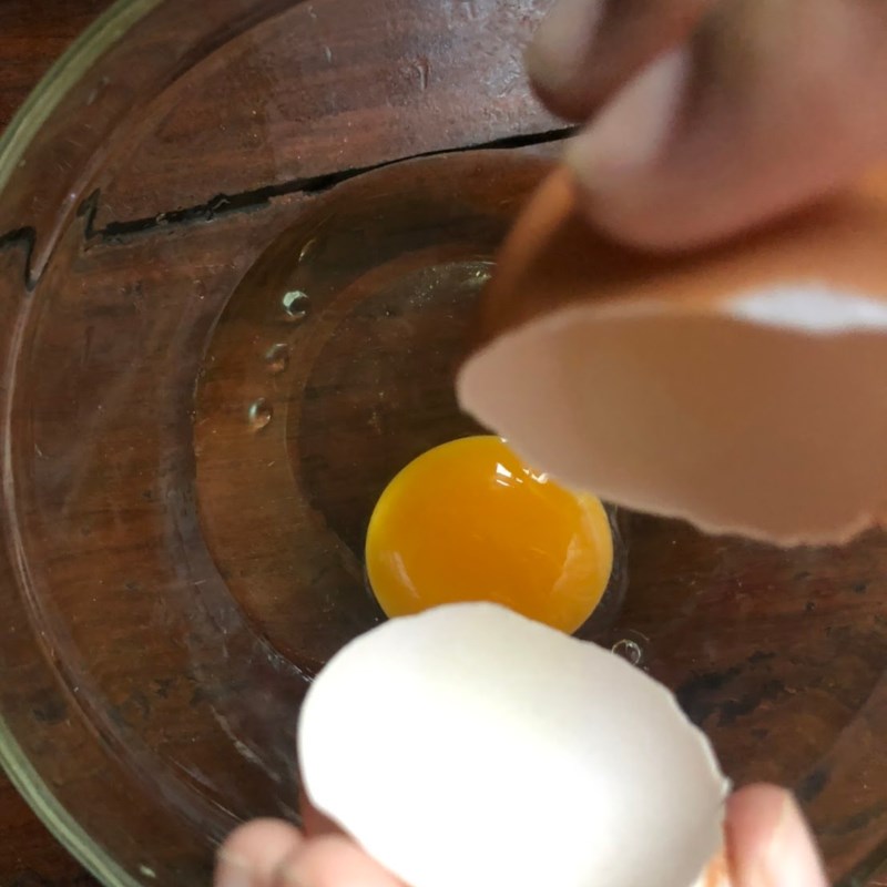 Bước 2 Đánh trứng Cơm chiên trứng