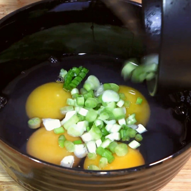 Bước 2 Đánh trứng Su su xào cà rốt trứng