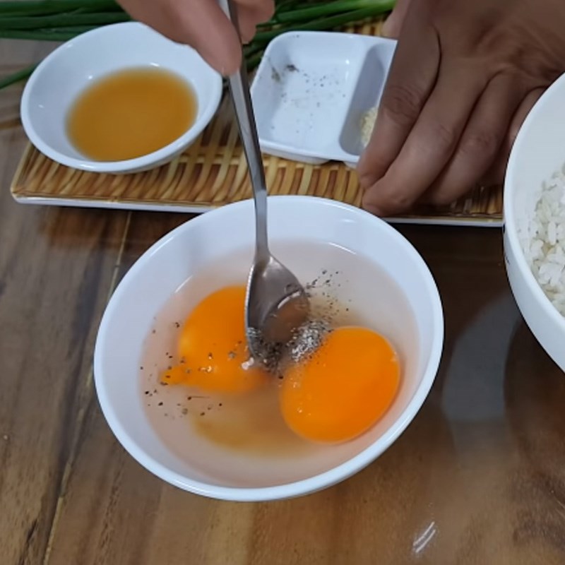 Bước 1 Đánh trứng Cơm chiên trứng