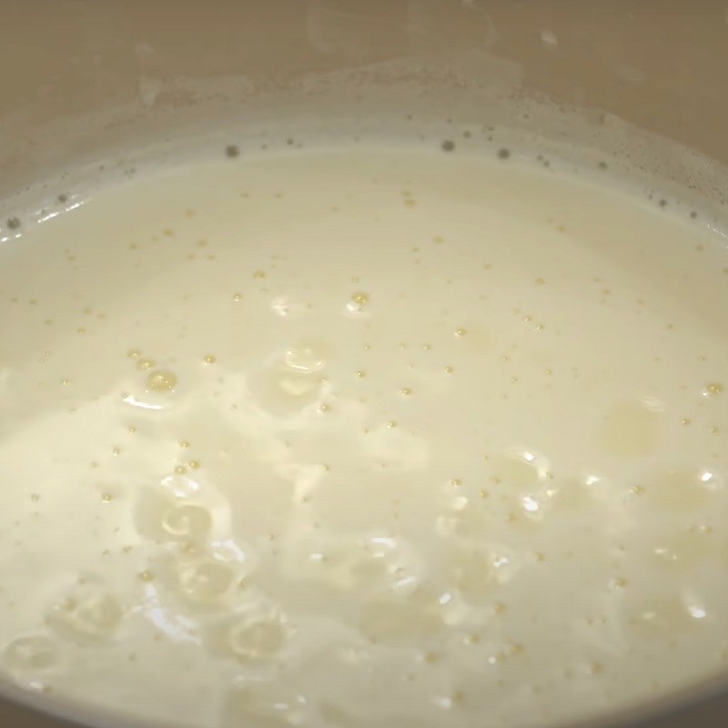 Bước 2 Đun hỗn hợp sữa Kem sữa bò bọc socola