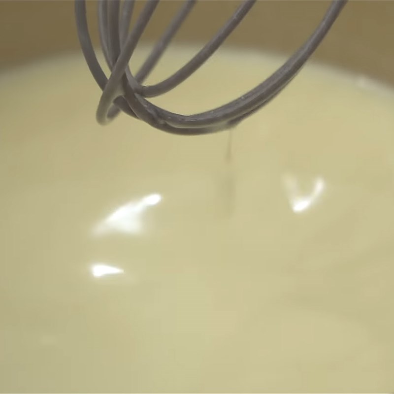 Bước 1 Đun sữa Kem vani phủ socola