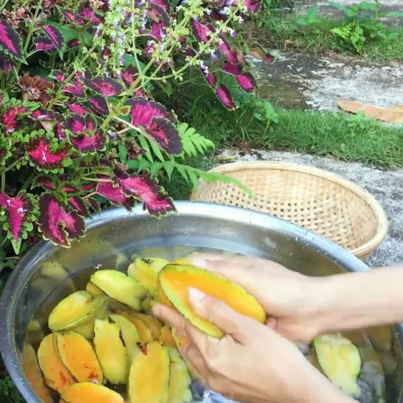 Bước 1 Ép khế Nước ép khế ngọt