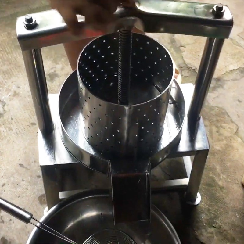 Bước 2 Ép tóp mỡ Bánh tóp mỡ khô