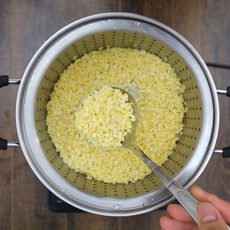 Bước 2 Hấp và xay đậu xanh Sinh tố diếp cá đậu xanh