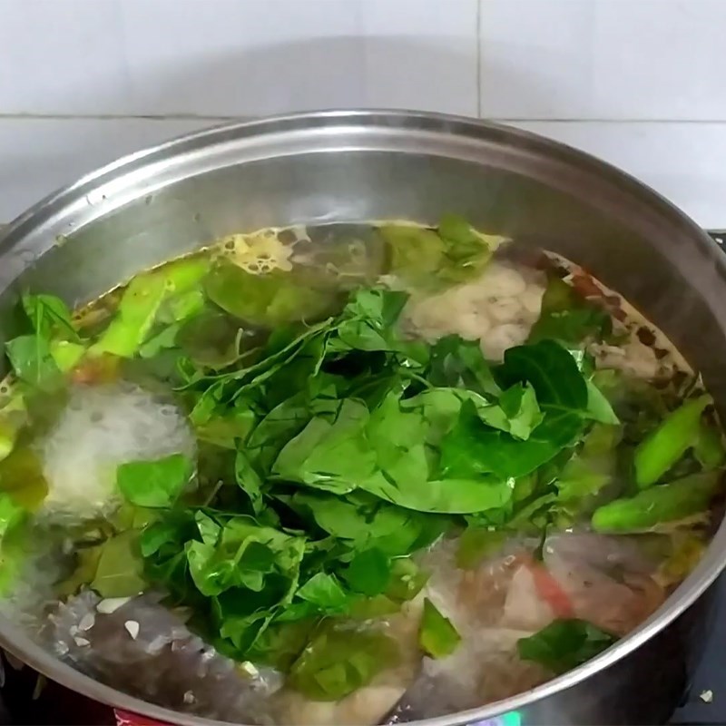 Bước 4 Nấu canh Canh chua lá giang