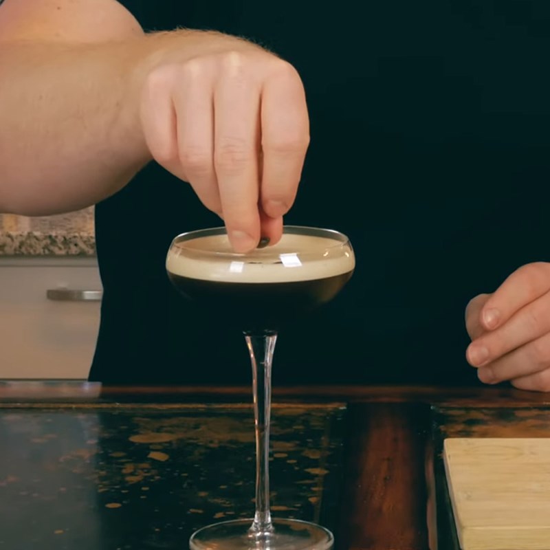 Bước 2 Hoàn thành Cà phê Espresso Martini Cocktail