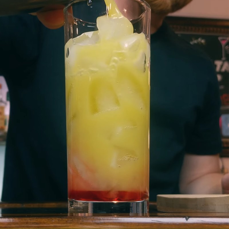 Bước 2 Hoàn thành Cocktail Tequila Sunrise