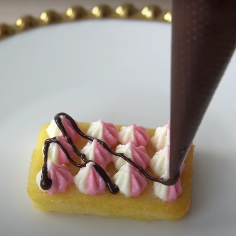 Bước 7 Kẹp waffle kem phô mai và trang trí Bánh waffle phô mai