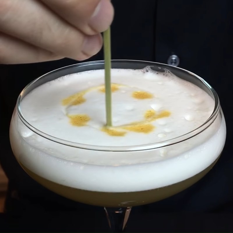 Bước 2 Lắc cocktail cùng lòng trắng trứng và trang trí Cocktail Whisky Sour