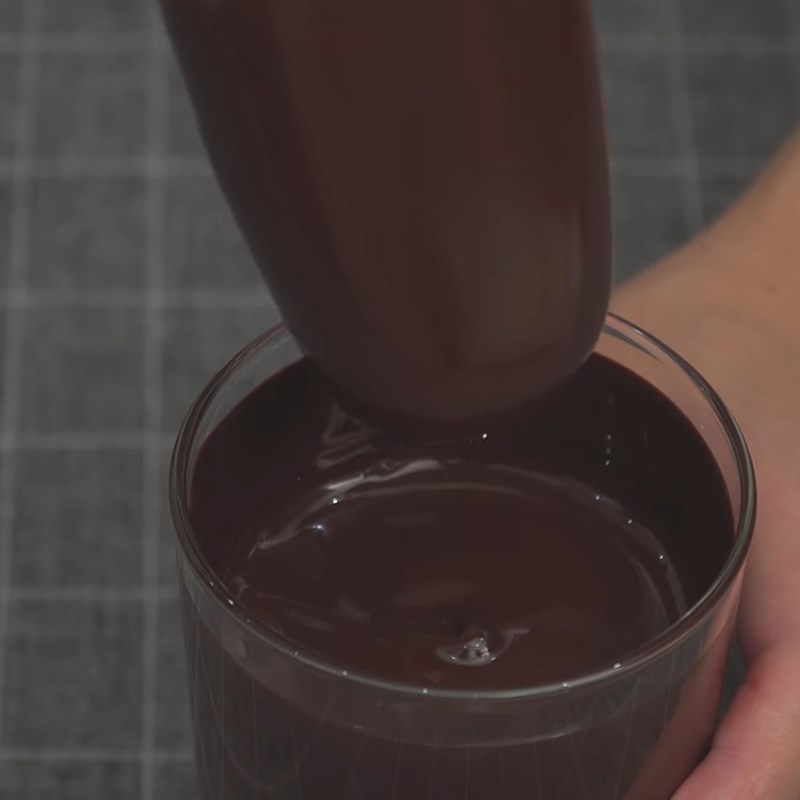 Bước 4 Làm lớp socola phủ Kem vani phủ socola