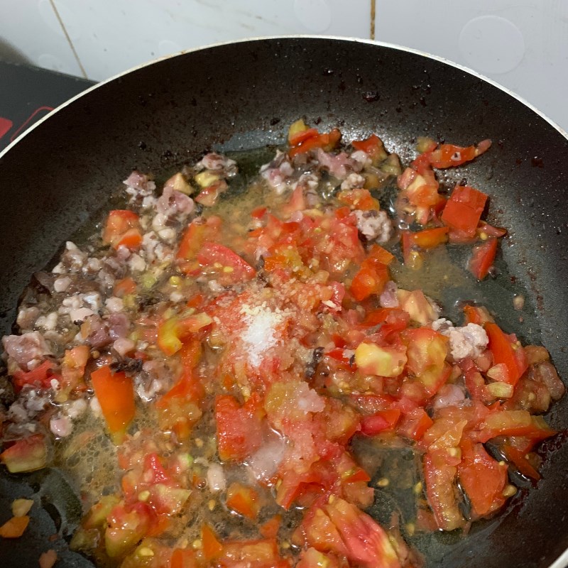 Bước 5 Làm mực sốt cà chua Mực nhồi thịt chiên sốt cà chua