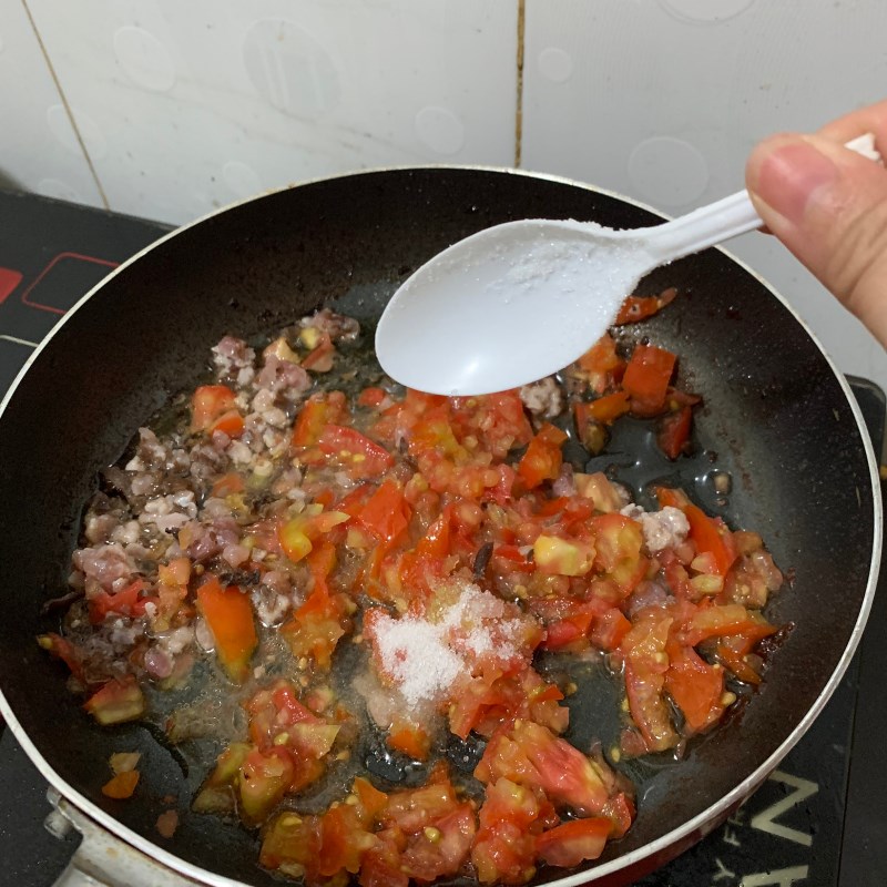 Bước 5 Làm mực sốt cà chua Mực nhồi thịt chiên sốt cà chua