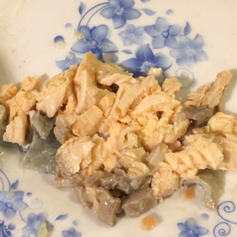 Bước 3 Làm nhỏ và xào thịt cá Cháo cá hồi rau cải bó xôi