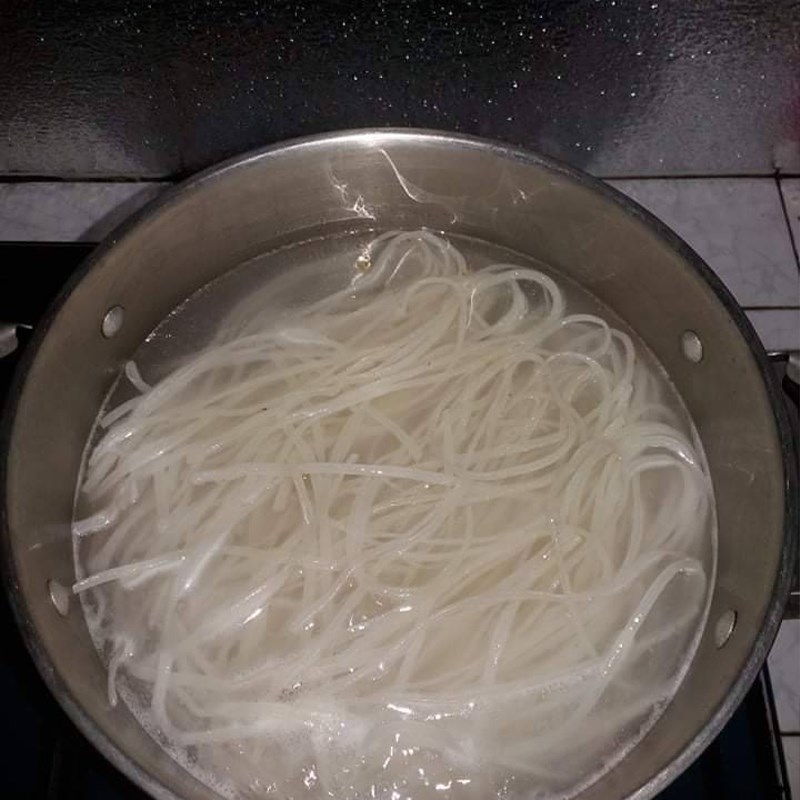 Bước 4 Làm tỏi phi và trụng hủ tiếu Hủ tiếu móng heo