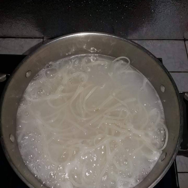 Bước 4 Làm tỏi phi và trụng hủ tiếu Hủ tiếu móng heo