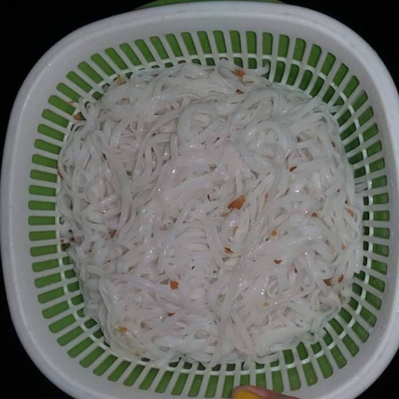 Bước 4 Làm tỏi phi và trụng hủ tiếu Hủ tiếu móng heo