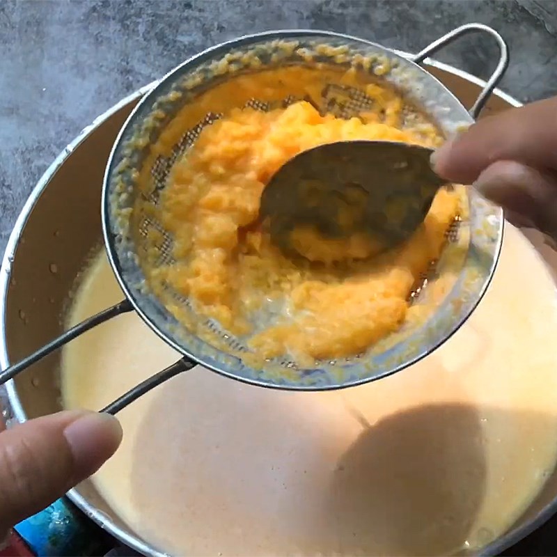 Bước 2 Lọc hỗn hợp sữa trứng muối Sốt trứng muối dùng cho các món bánh