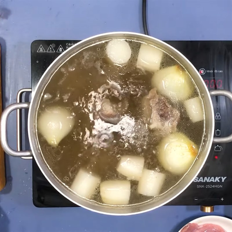 Bước 5 Luộc thịt và hoàn thiện nước lèo Hủ tiếu da heo cuộn