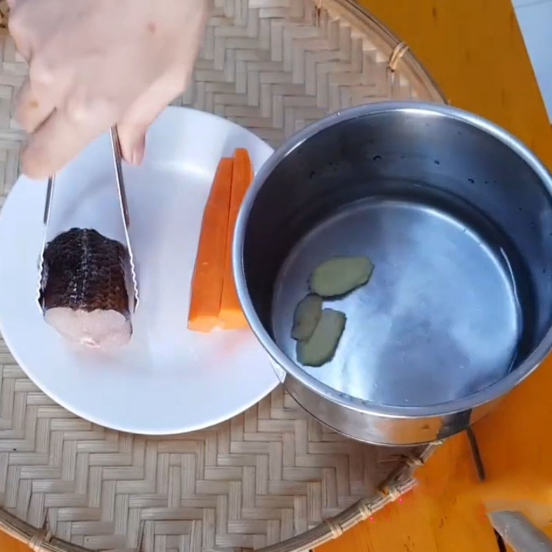 Bước 2 Luộc và làm nhuyễn thịt cá Cháo cá lóc cà rốt