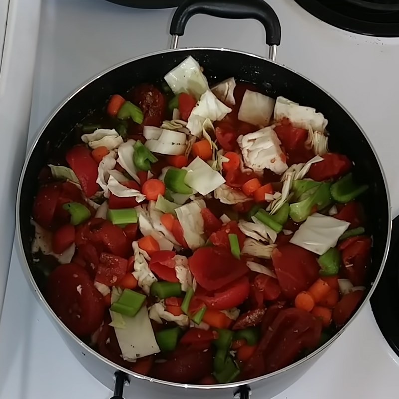 Bước 2 Nấu canh Canh bắp cải cà chua hộp