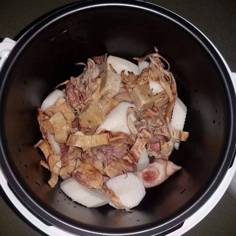 Bước 3 Nấu nước dùng Hủ tiếu móng heo