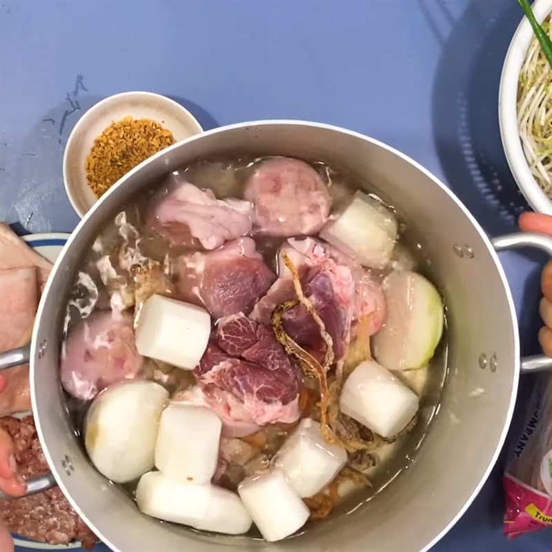 Bước 2 Nấu nước dùng Hủ tiếu da heo cuộn
