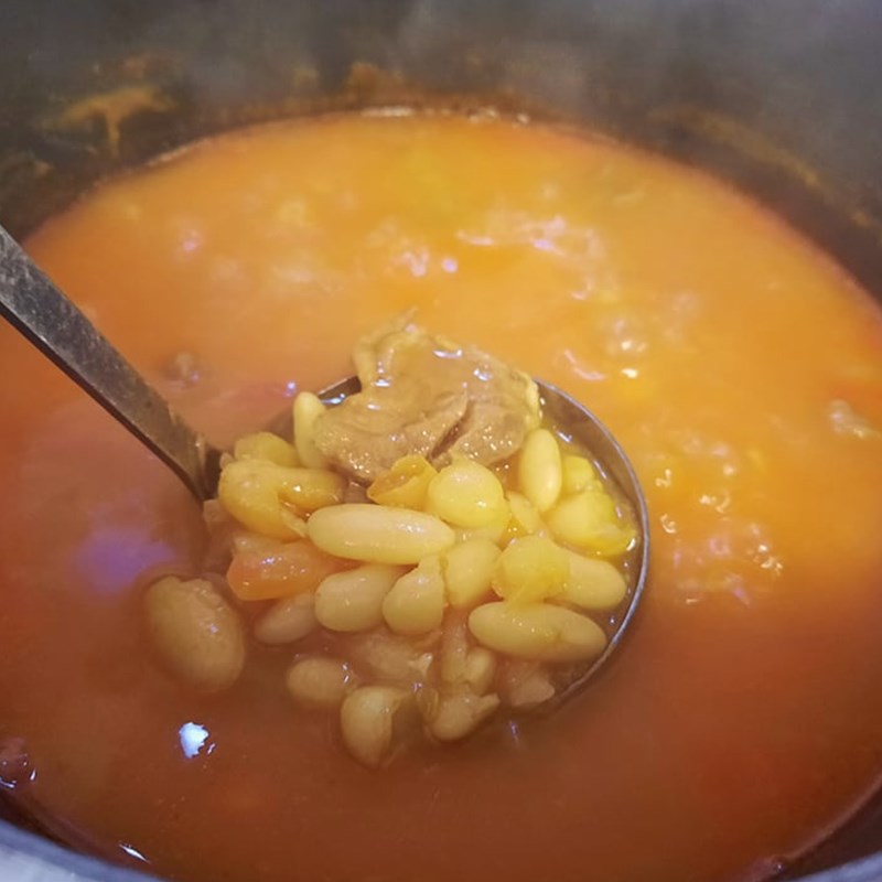 Bước 3 Nấu nước dùng Thịt cừu hầm đậu trắng sốt cà chua