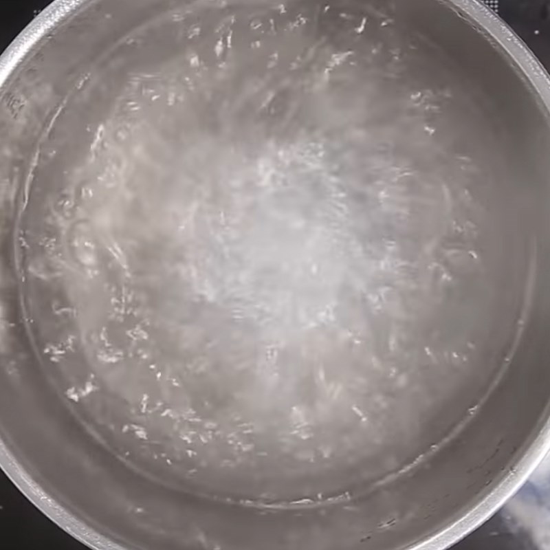 Bước 1 Nấu nước muối Trứng cút muối