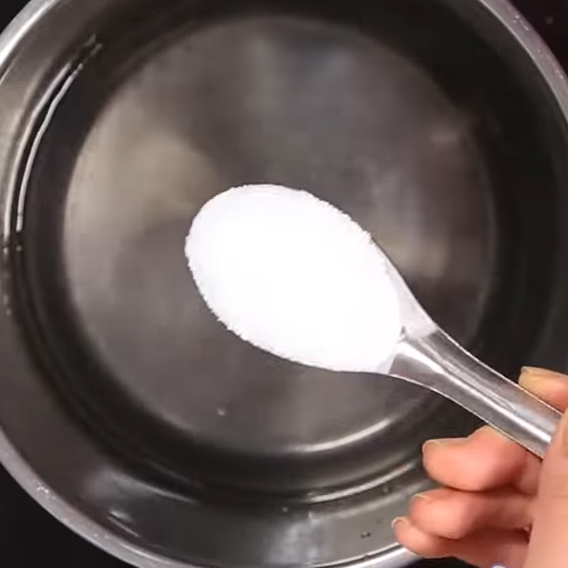Bước 1 Nấu nước muối Trứng cút muối