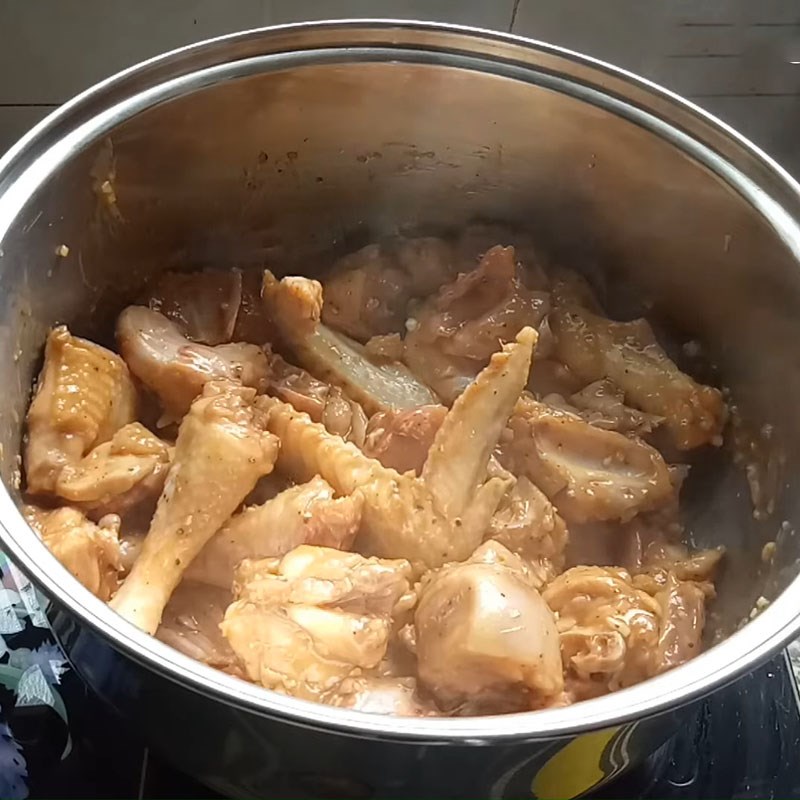 Bước 4 Nấu thịt gà Gà nấu sơ ri