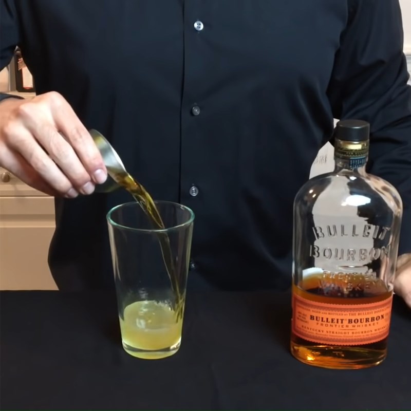 Bước 1 Pha cocktail trong bình lắc Cocktail Whisky Sour