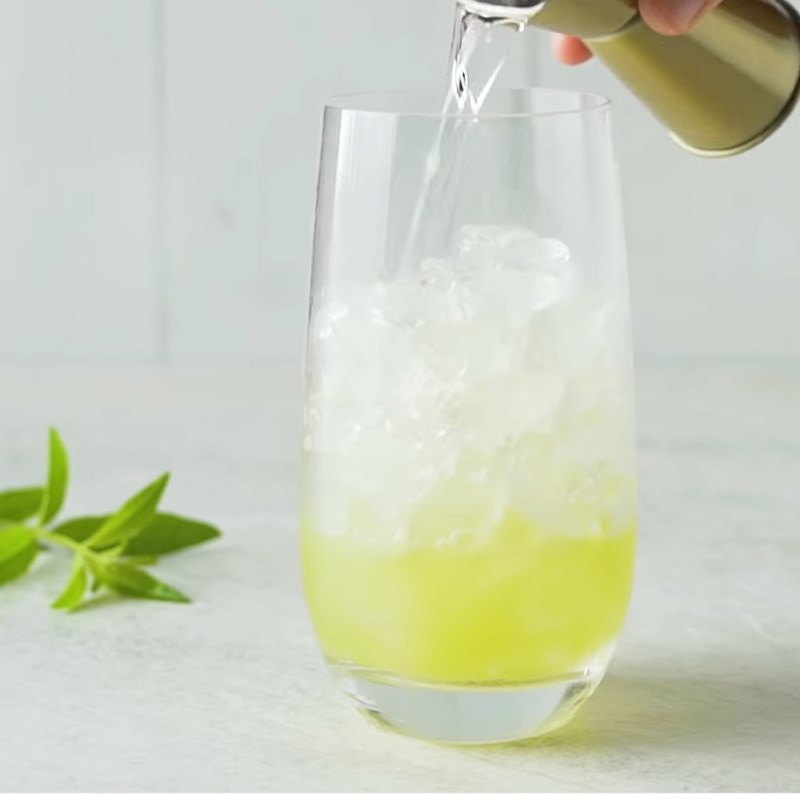 Bước 2 Pha cocktail và trang trí Gin Tonic kiwi thơm