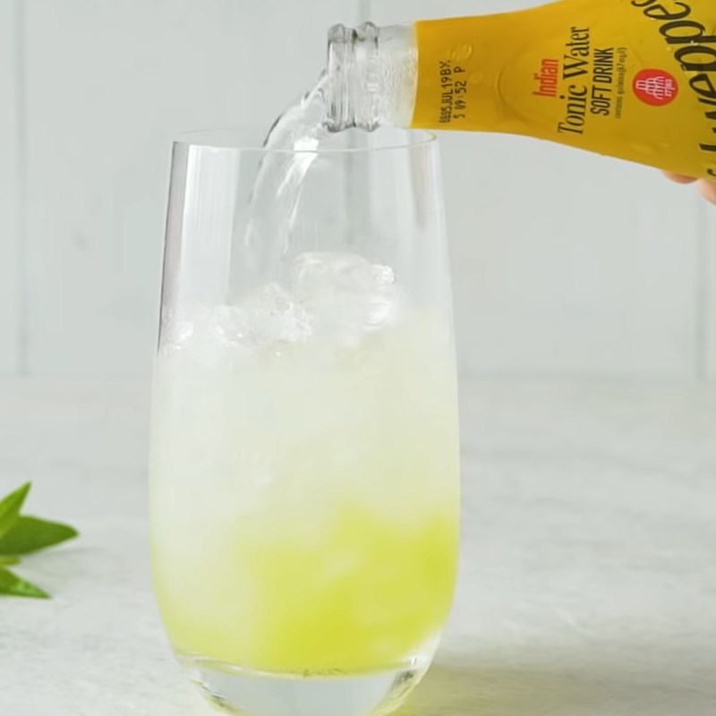 Bước 2 Pha cocktail và trang trí Gin Tonic kiwi thơm